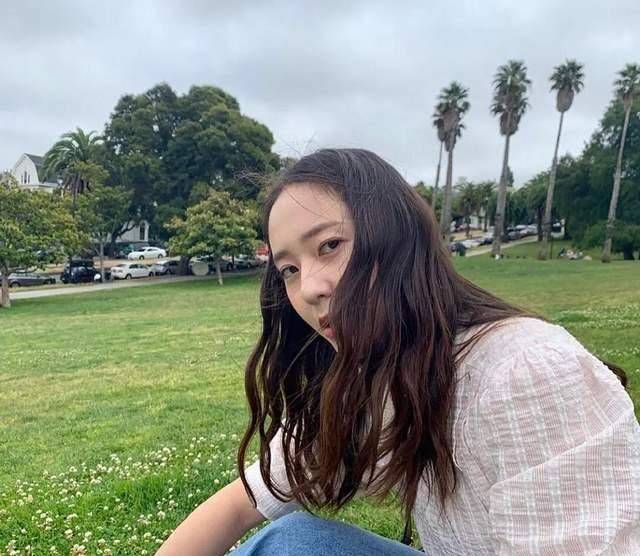 郑秀晶用六年将发际线移回"头顶",颜值今非昔比_程潇_额头_很漂亮