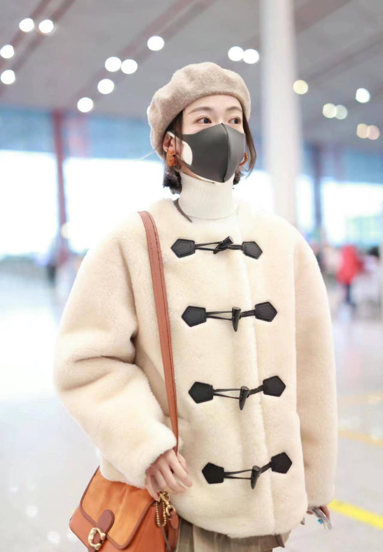 吴谨言现身机场,毛绒外套搭配短裙,戴贝雷帽时髦又减龄!