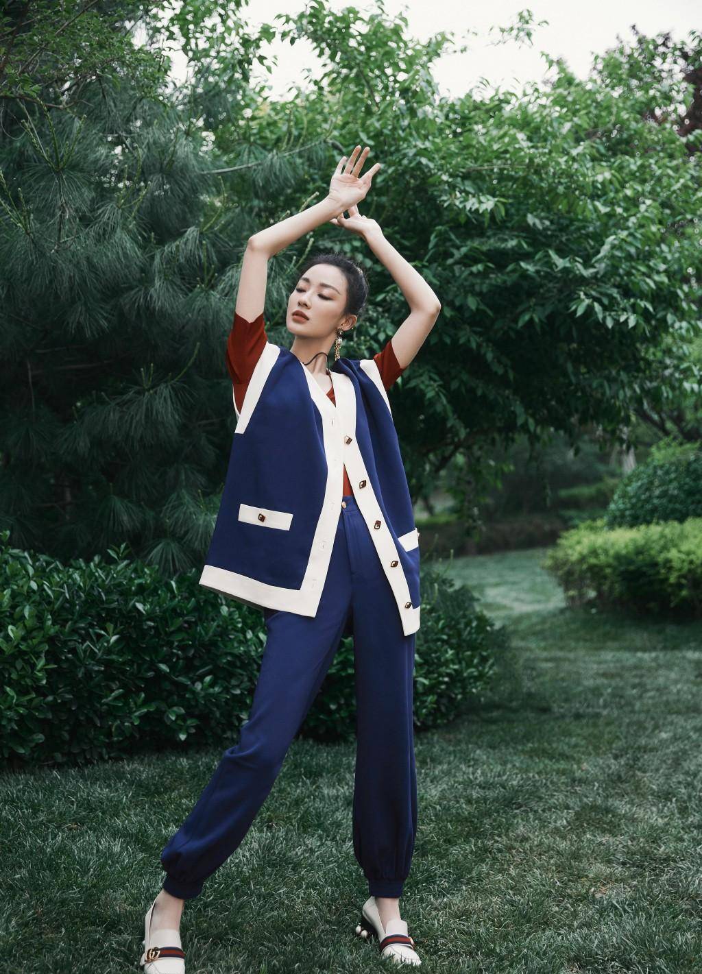 《余罪》中她是张一山初恋,今穿红色纱裙,配斑点妆明艳个性_孙佳雨