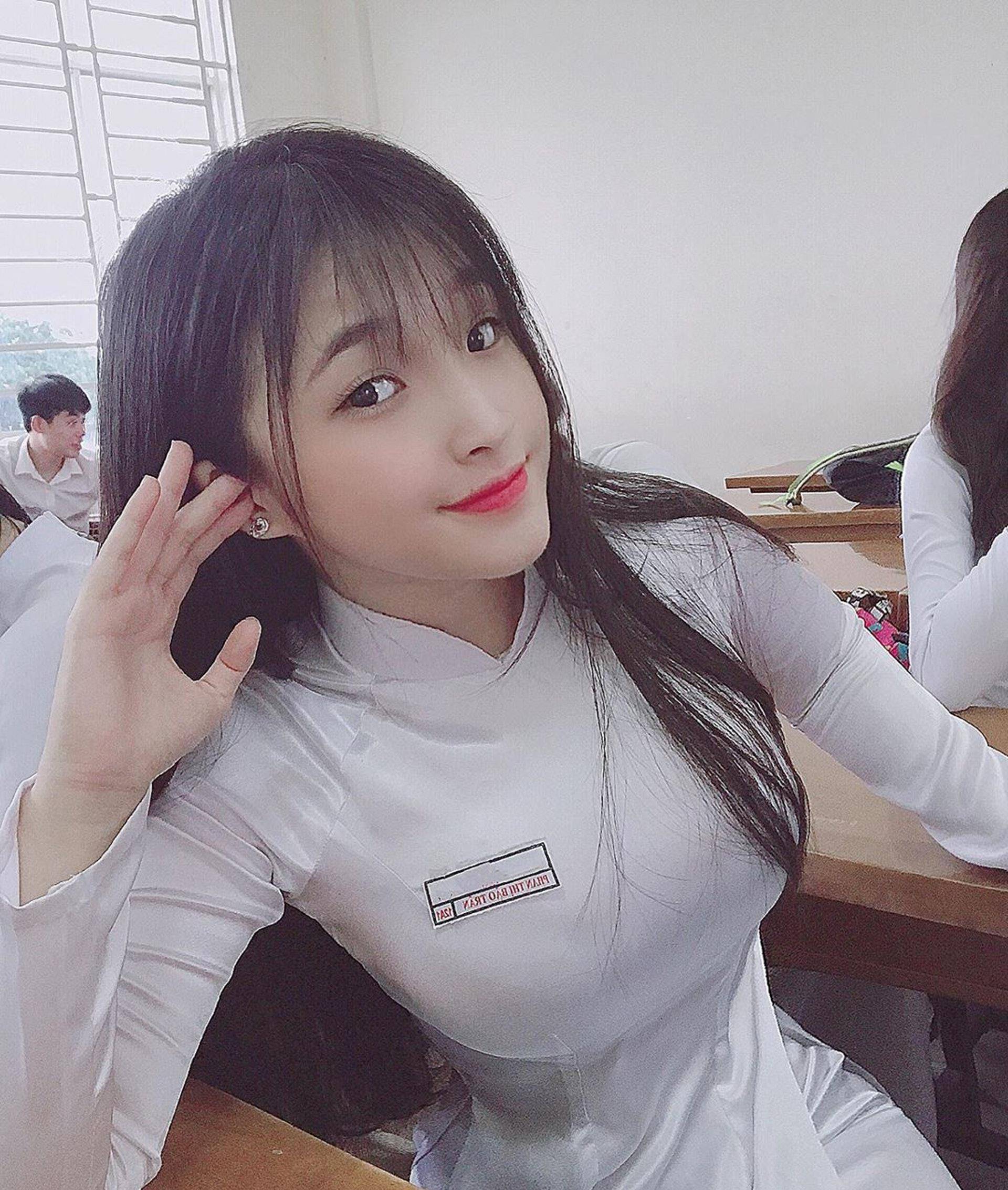 被称为越南版"奶茶妹妹"穿奥黛服饰 天使般的面孔太惹眼!