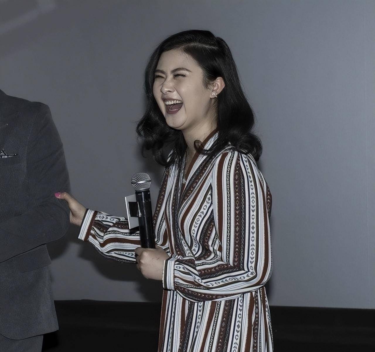 穿格子针织开衫配小黑裤,肉都堆在脖子上了_王琦_身材_优点