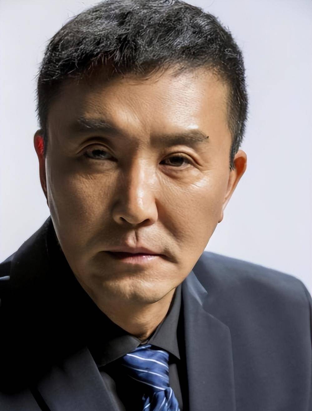 国家一级演员吴刚与初恋岳秀清结婚32年,如今名门儿子成最大关注_父母