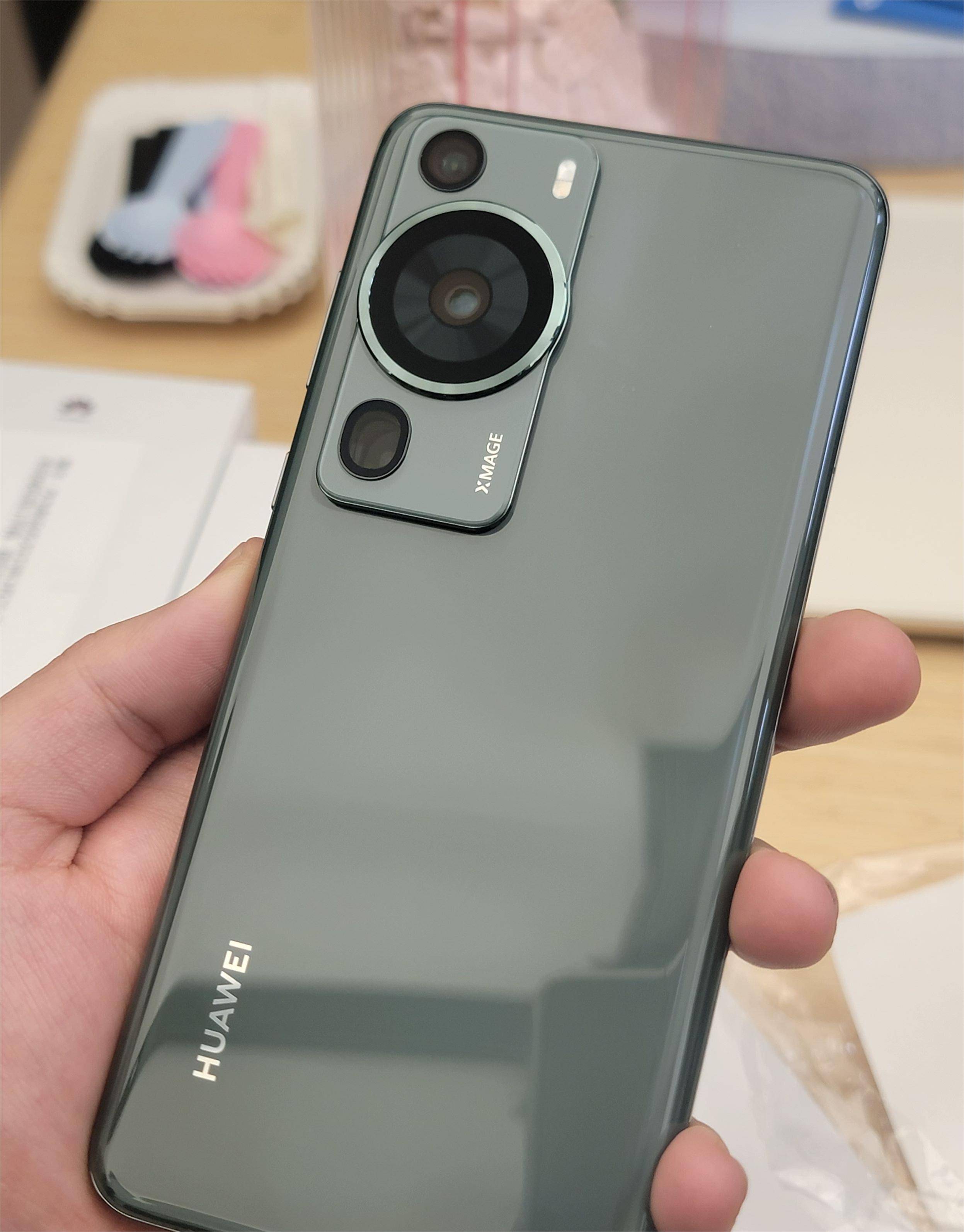 华为p60系列新机颜值0短板:洛可可白配色最美,翡冷翠有前辈风范_pro