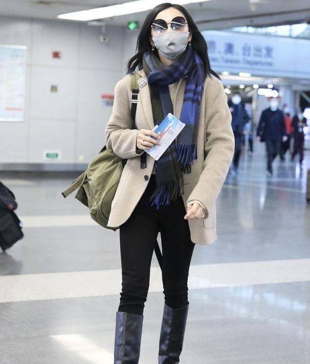 姚晨私服太有品位了,穿燕麦色西装配及膝靴,温柔知性不失飒爽_外套