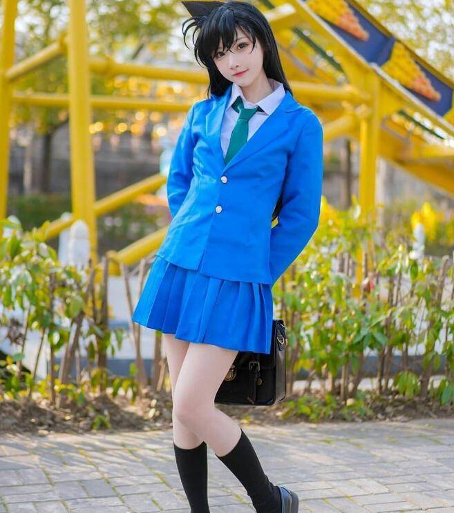 小姐姐cos毛利兰,颜值和还原度挺高,就是头上的角有点尴尬