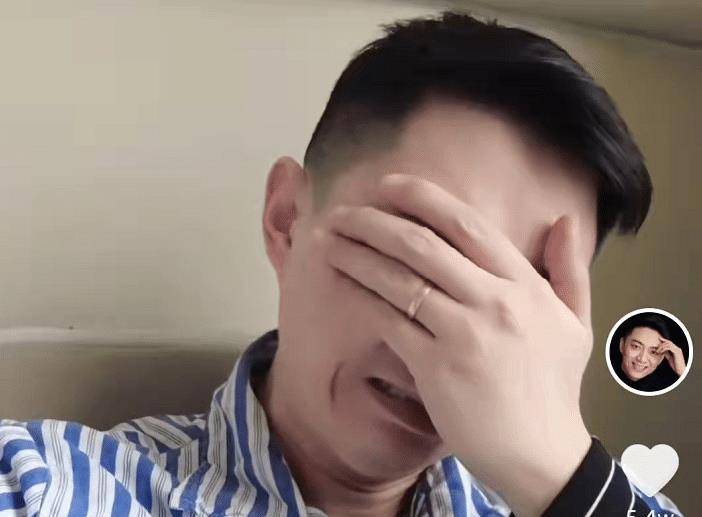 主持人李鑫遇事故骨折入院,穿病号服脸色苍白,当场诉苦掩面哭_老婆