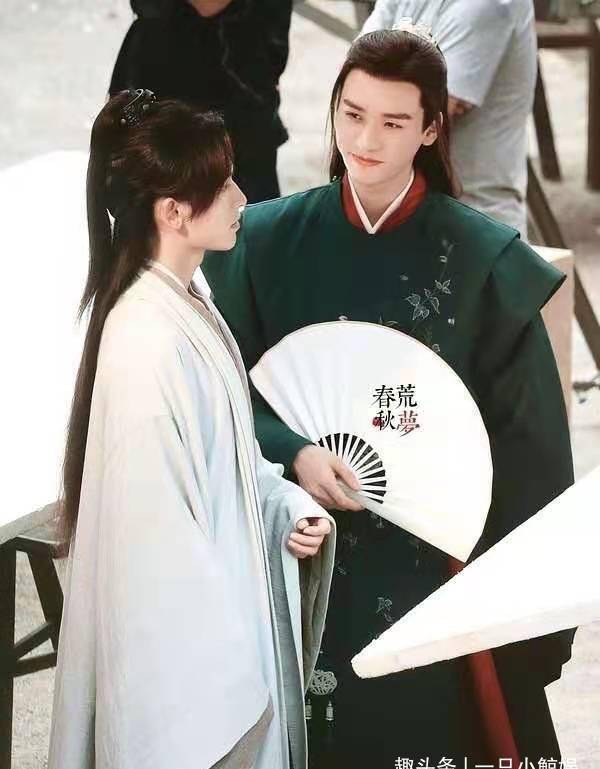 尤其是龚俊,他的讨论度和人气明显要略强于张哲瀚,于是乎龚俊成了很多