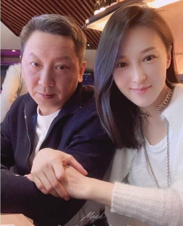 她的老公也一向低调,乐珈彤和爱人感情稳定,难得的"0绯闻夫妻".