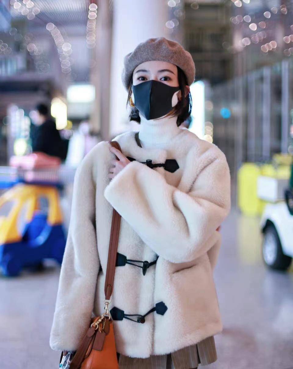 吴谨言现身机场,毛绒外套搭配短裙,戴贝雷帽时髦又减龄!