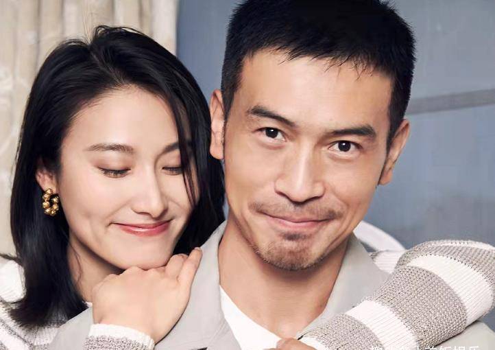 与小10岁女友幸福相拥场面甜,女方戴超闪钻戒_纪焕博_何穗_老公