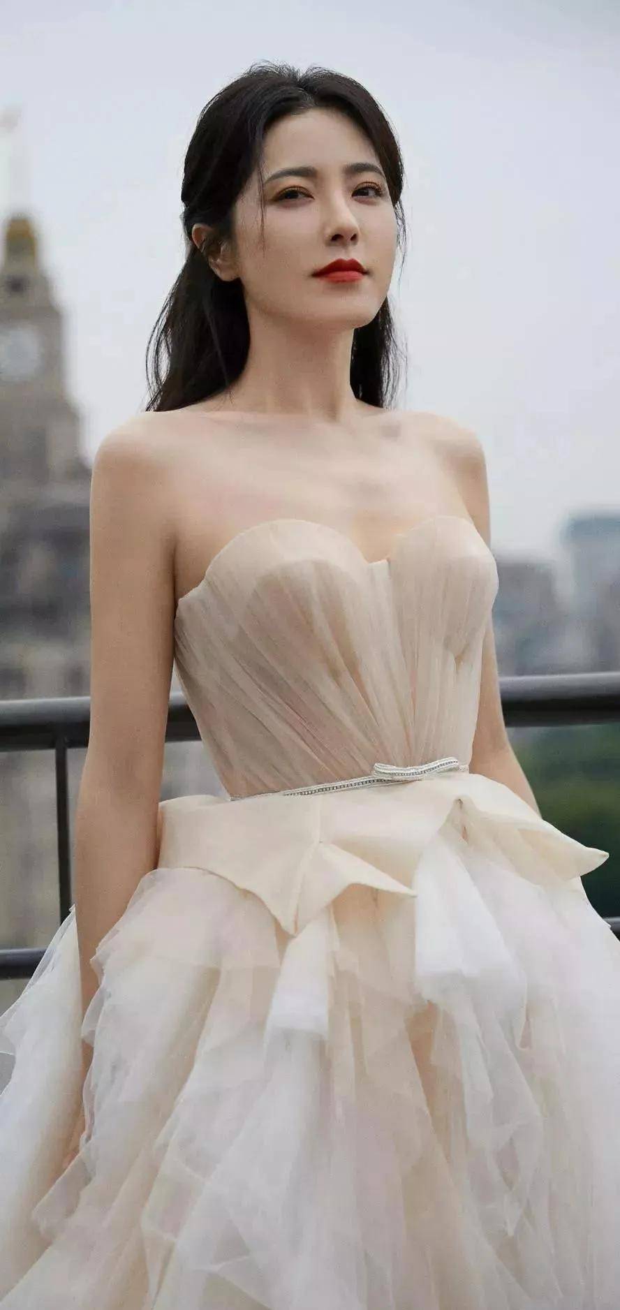 46岁穿吊带裙尽显女人味_变化_感觉_美貌
