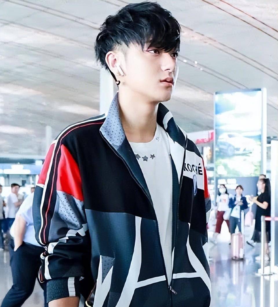 男星的侧脸来了,蔡徐坤的非常精致,欧豪的鼻子真尖