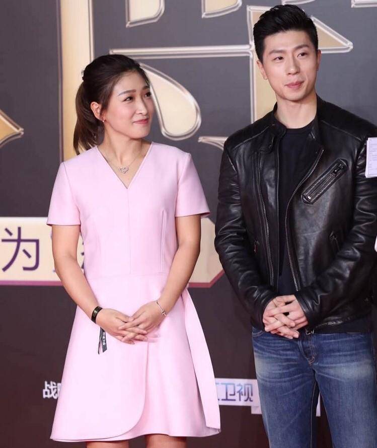 刘诗雯气质拉满的照片,浅粉连衣裙气质优雅,与马龙同框郎才女貌_穿着