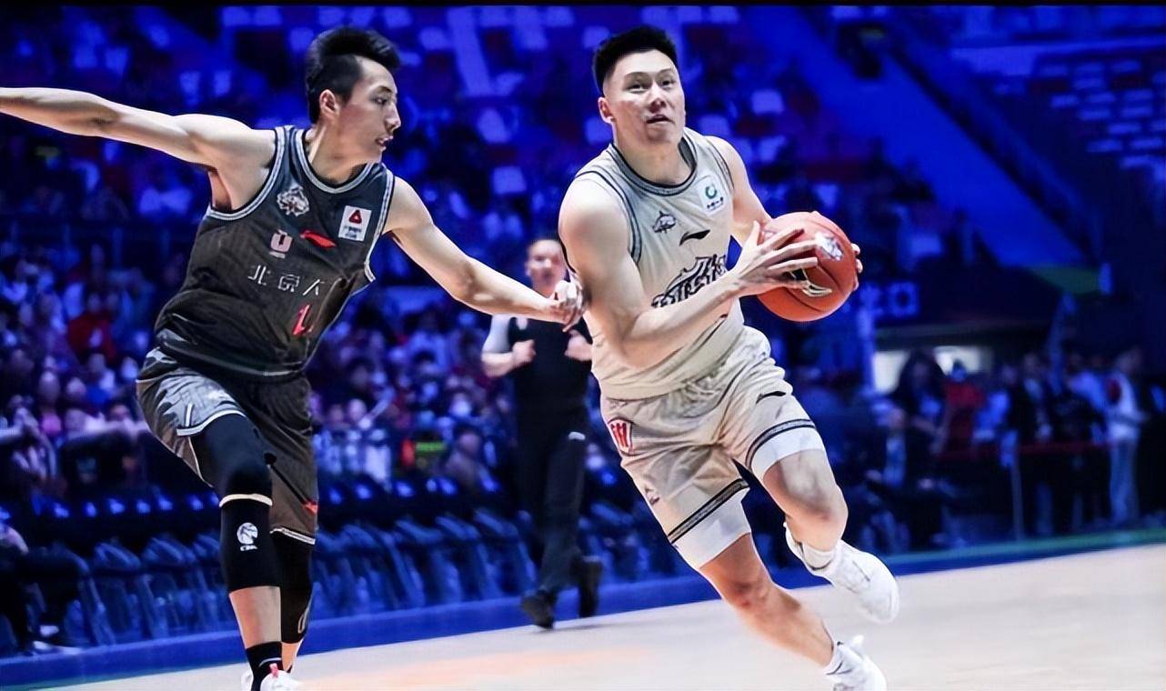 的03届小将李苑鑫,身边搭配着刘大印,王思博等一众驰名于大学联赛球员