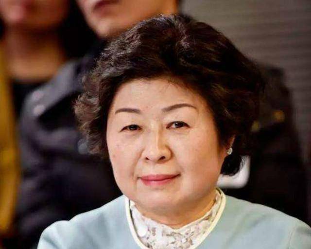 张茵靠它成为女首富_行业_香港_废纸