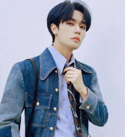 赵露思开玩笑说自己153,看到一张她和林彦俊的照片.网友:开个玩笑.