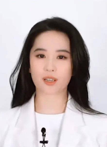 未修复的照片可以清晰地看到刘亦菲脸上的皱纹,法律纹和鱼尾纹都很