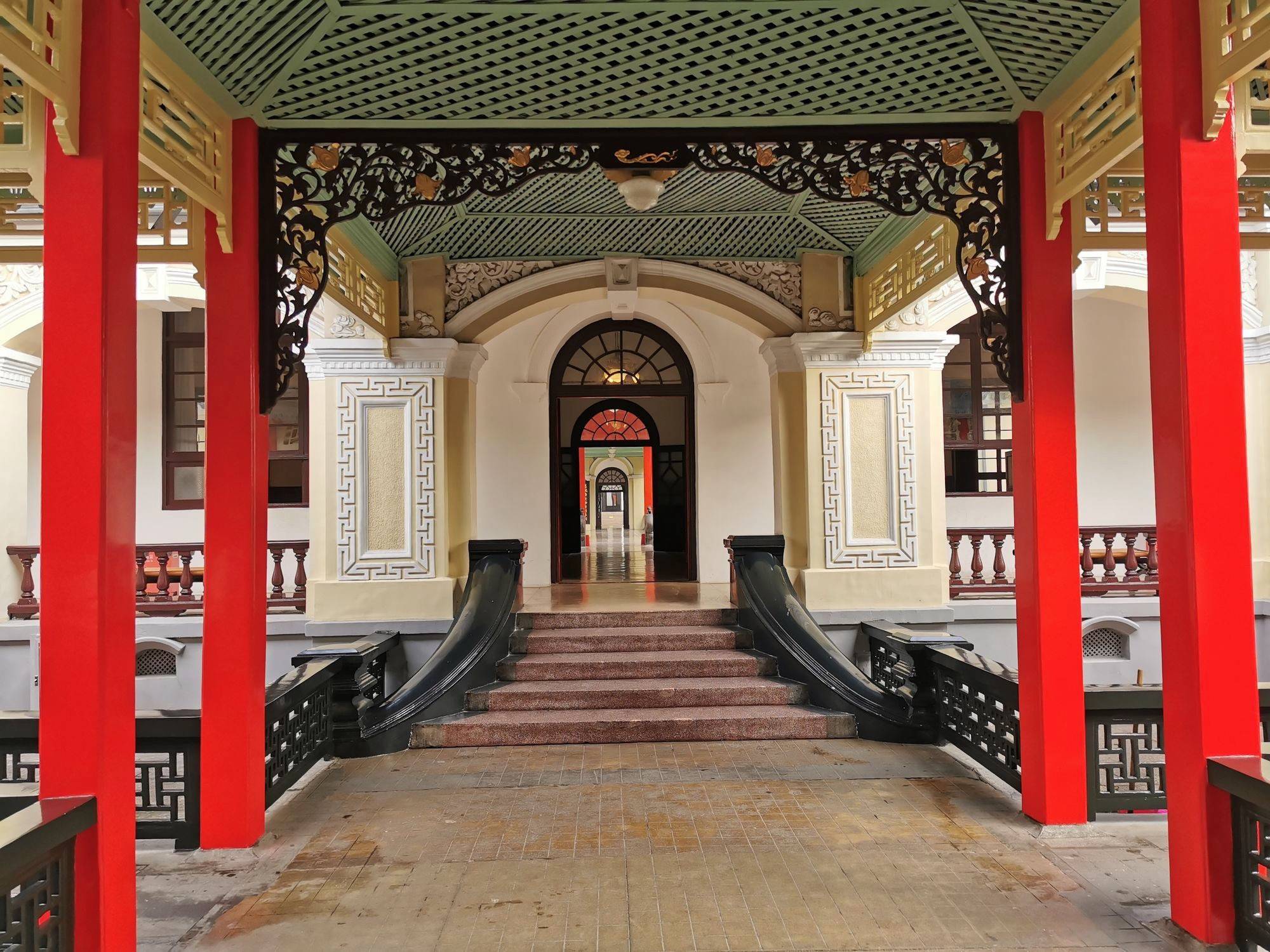 八字厅(会客厅)建于1917年.