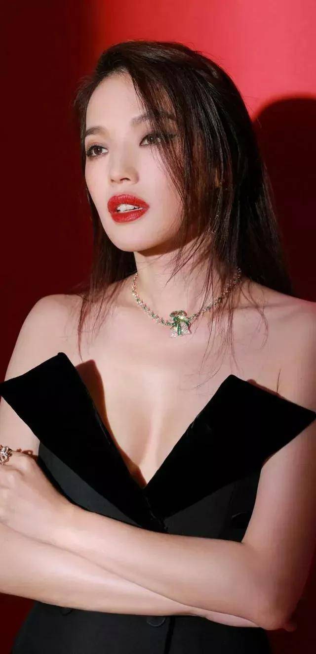 魅力女神舒淇身材饱满,气质迷人,风采依旧,特别这嘴唇太性感了_明星