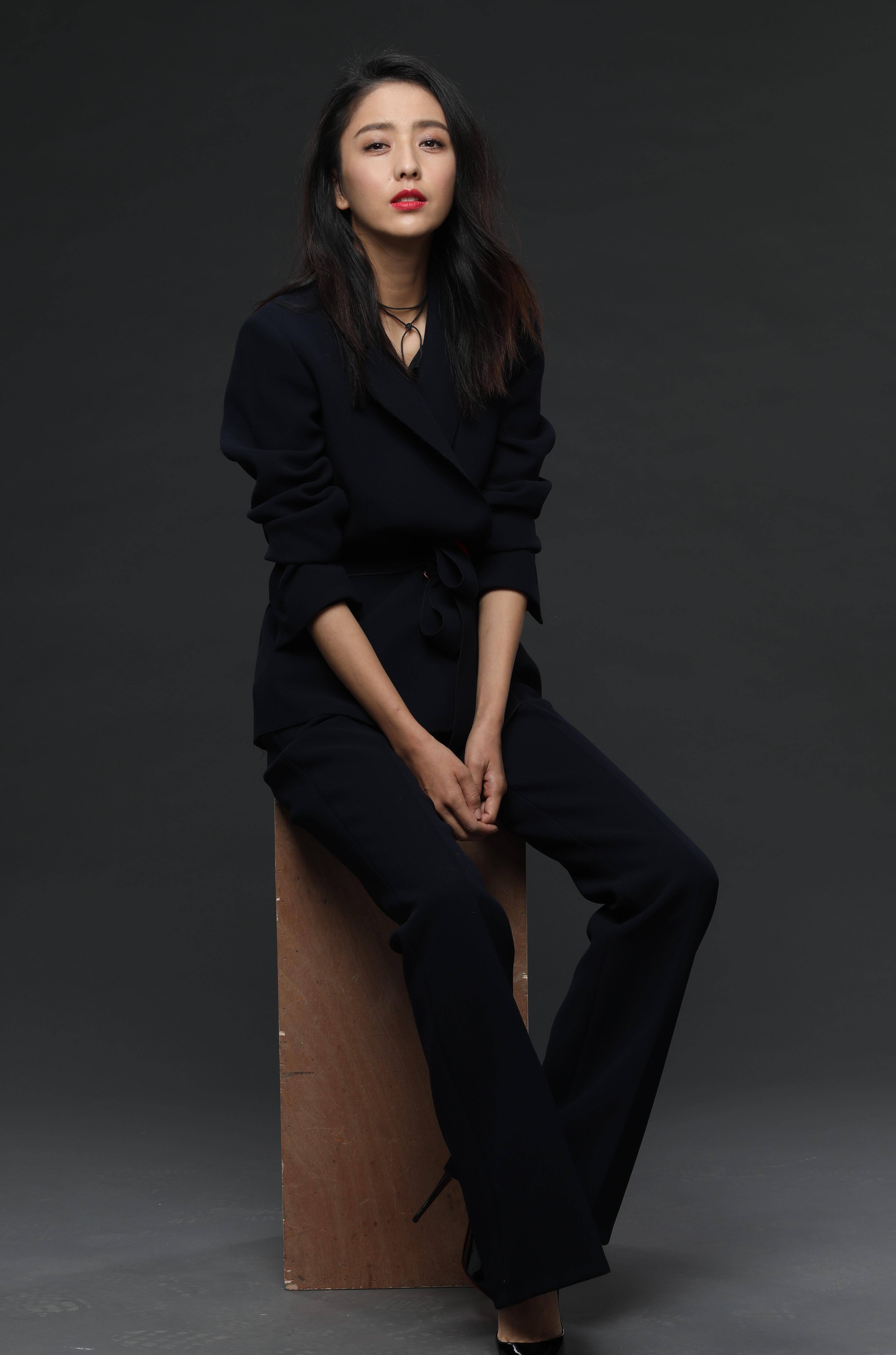 女神佟丽娅的尖头高跟鞋_明星_黑色_西装