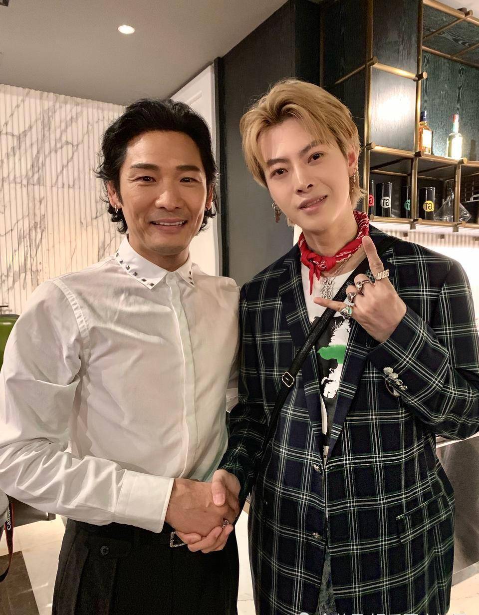 近日,2017年话题度最高的《快乐男声》在个人社交平台上晒出一组吃鸡