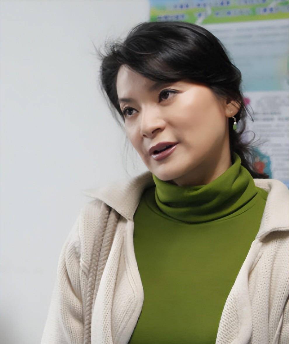 阎青妤闯荡娱乐圈的时候,剧组正流行在文艺团体或者艺校物色演员,一个