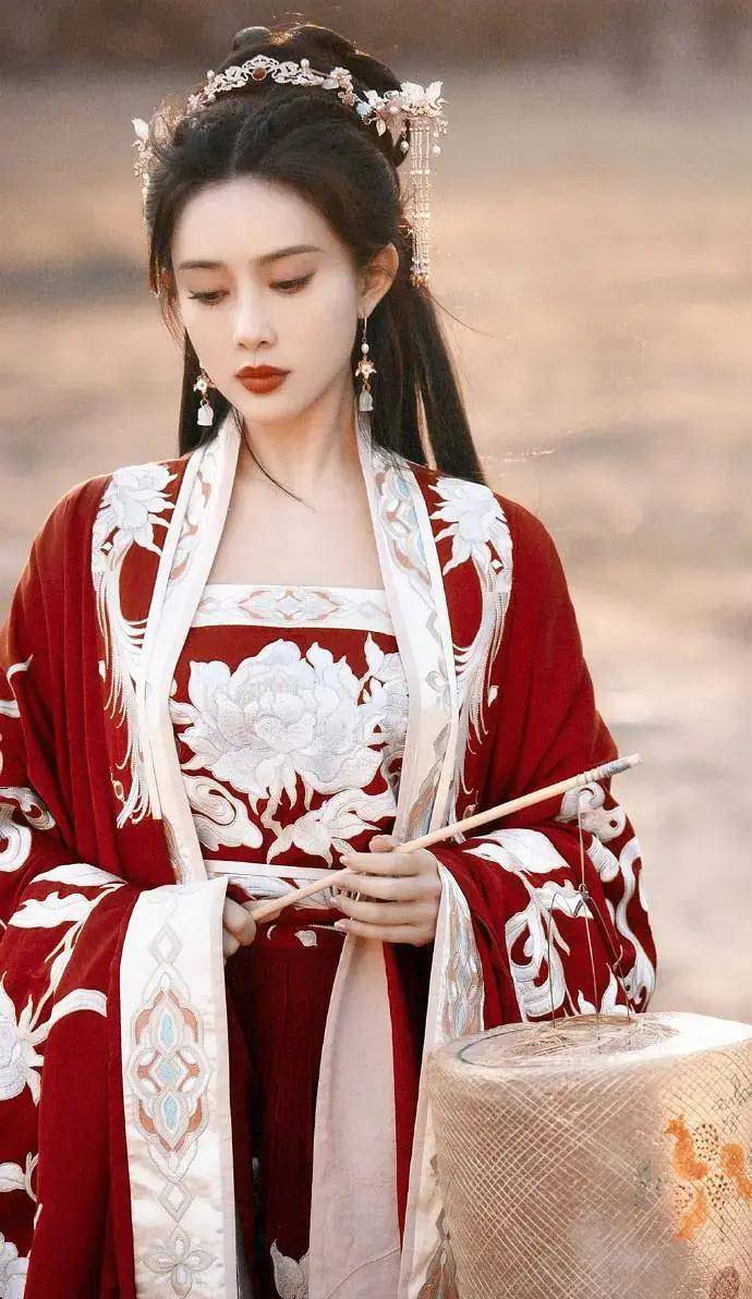 《琉璃》中褚玲珑的扮演者张予曦,不大气且网红脸,虽然可以通过妆容来