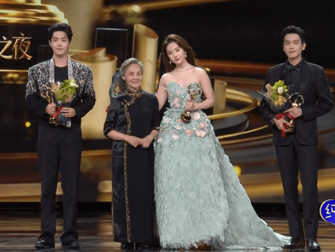 微博之夜丑造型真不少:刘亦菲关晓彤露肩裙显胖,谷爱凌袖套抢镜_时尚