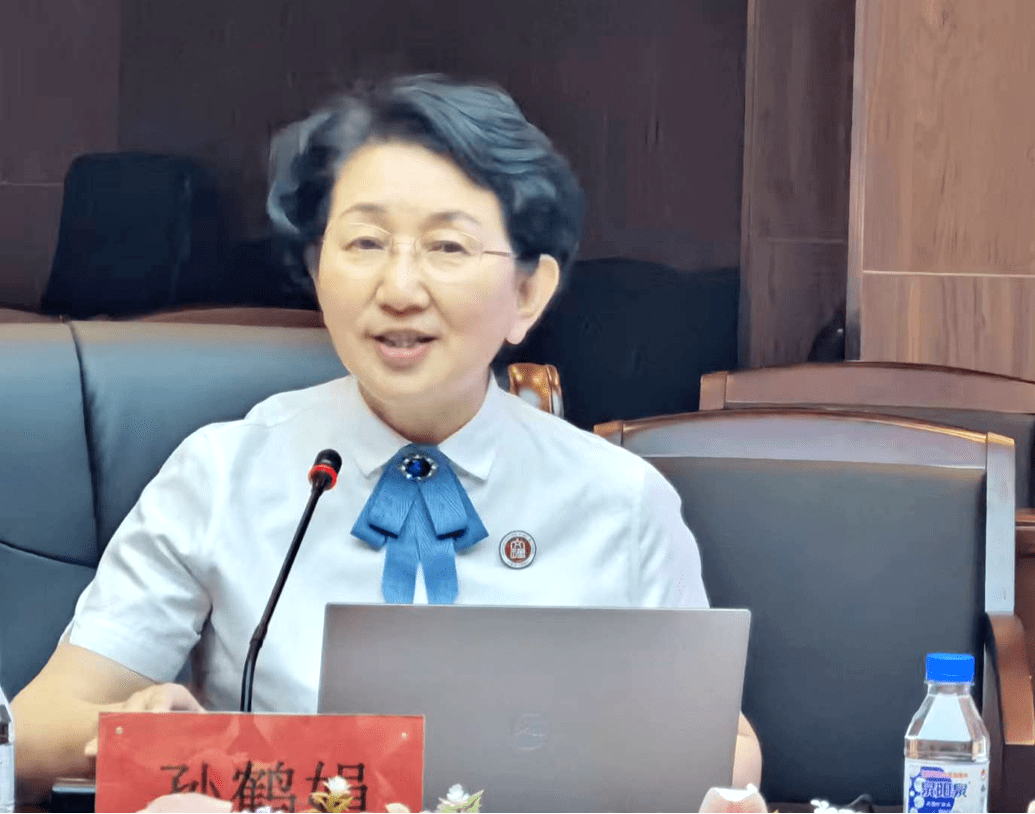 文理高中校长孙鹤娟和副校长隋淑萍为文理高中"卓越校长工作室"揭牌.