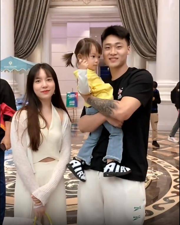 赵睿和同曦美女老板娘合影,千金女儿抢镜,黑睿不愧是宏远交际花_球迷