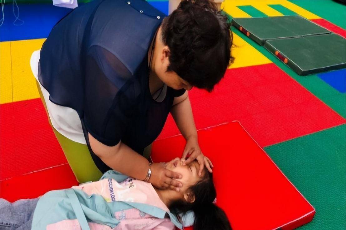 "人工呼吸"是向着患者口中吹气还是吸气?原理是什么?