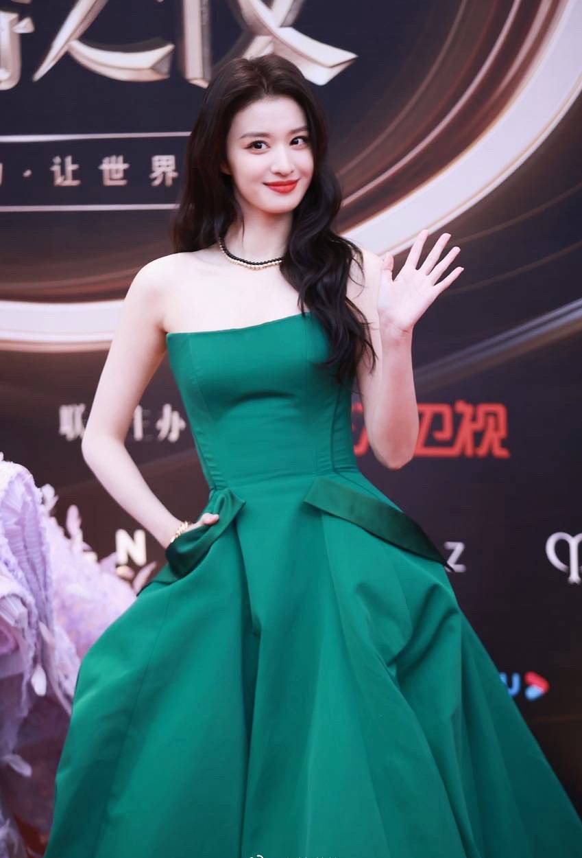 这是王楚然在走红毯的照片.