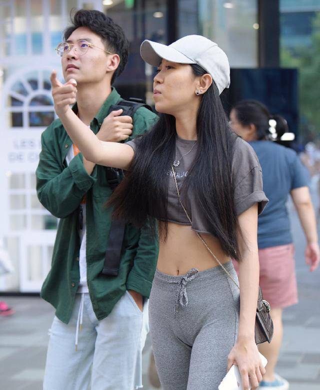 "露脐装"搭配瑜伽裤,简单又时尚,帮你轻松成为"焦点"!