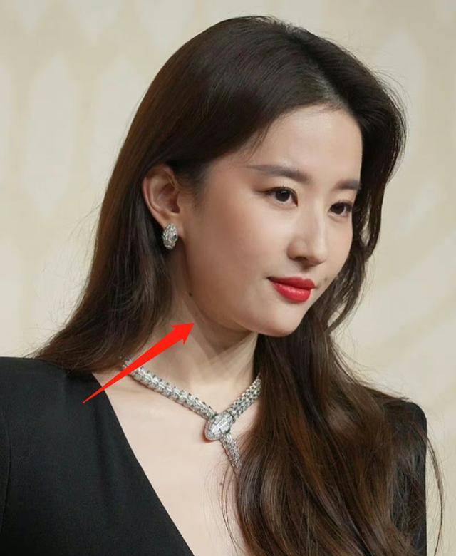 刘亦菲的双下巴,王子文的肥肉,杨紫的肚子,都能治愈女性的外貌焦虑