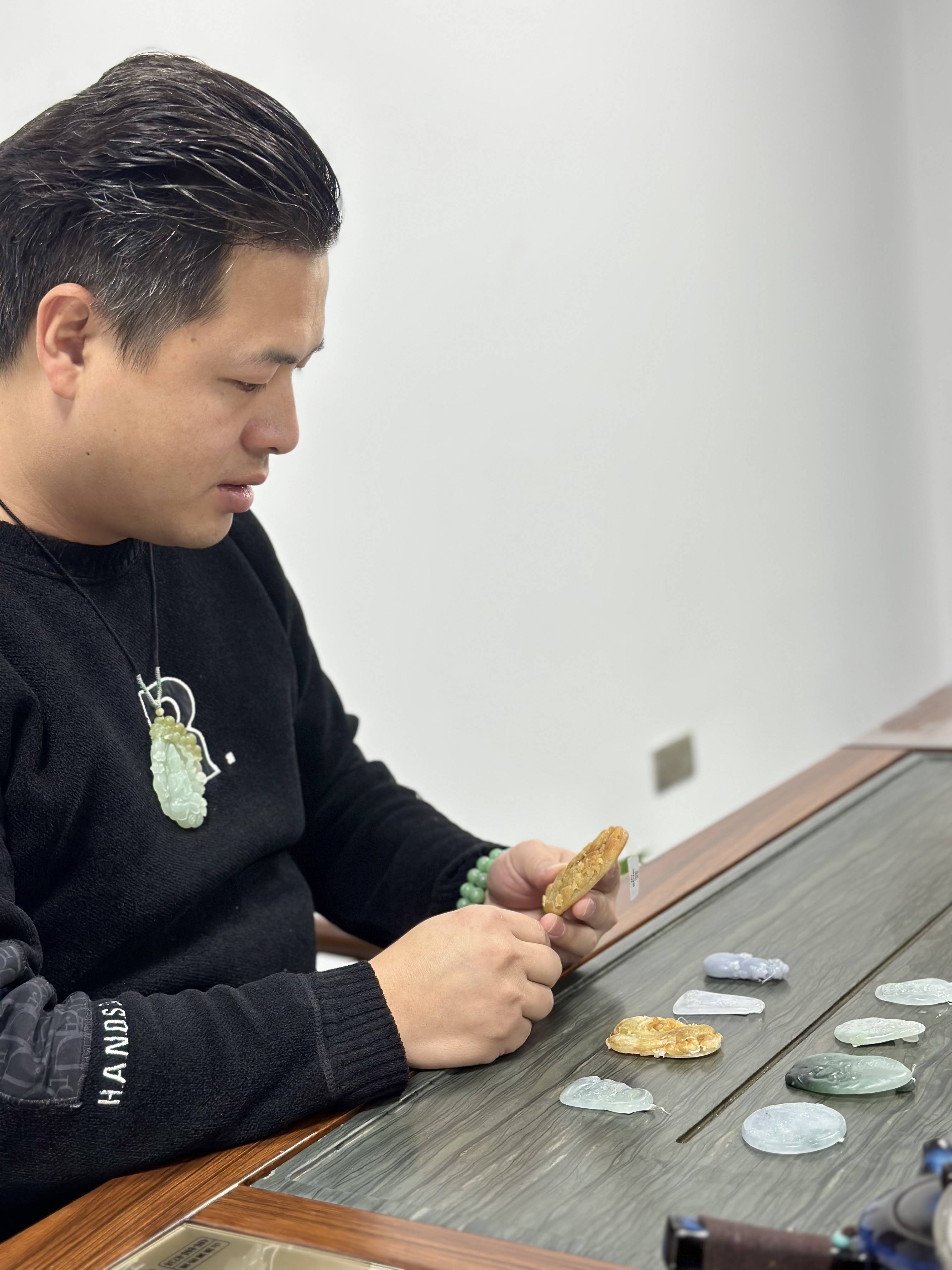 玉雕大师-刘友团刘友团,1985年出生于中国翡翠发源地--揭阳市