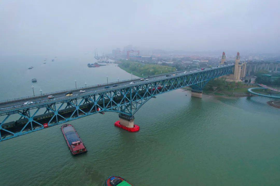 中国在长江自主设计建造的第一座铁路,公路两用桥,南京长江大桥