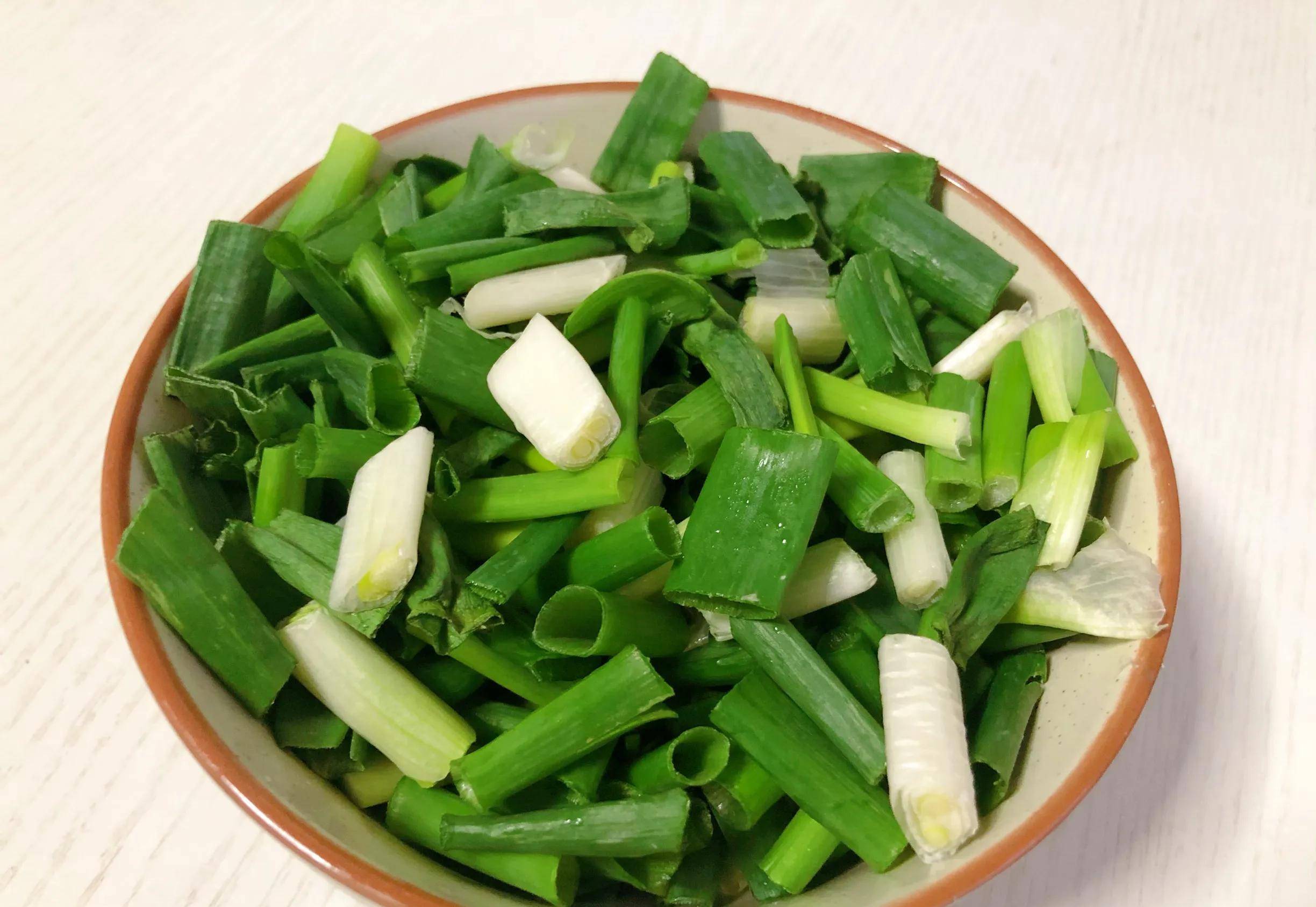 (2)小葱1把洗干净切成葱段,猪肉是提前煮过的,切成薄片就可以,如果用