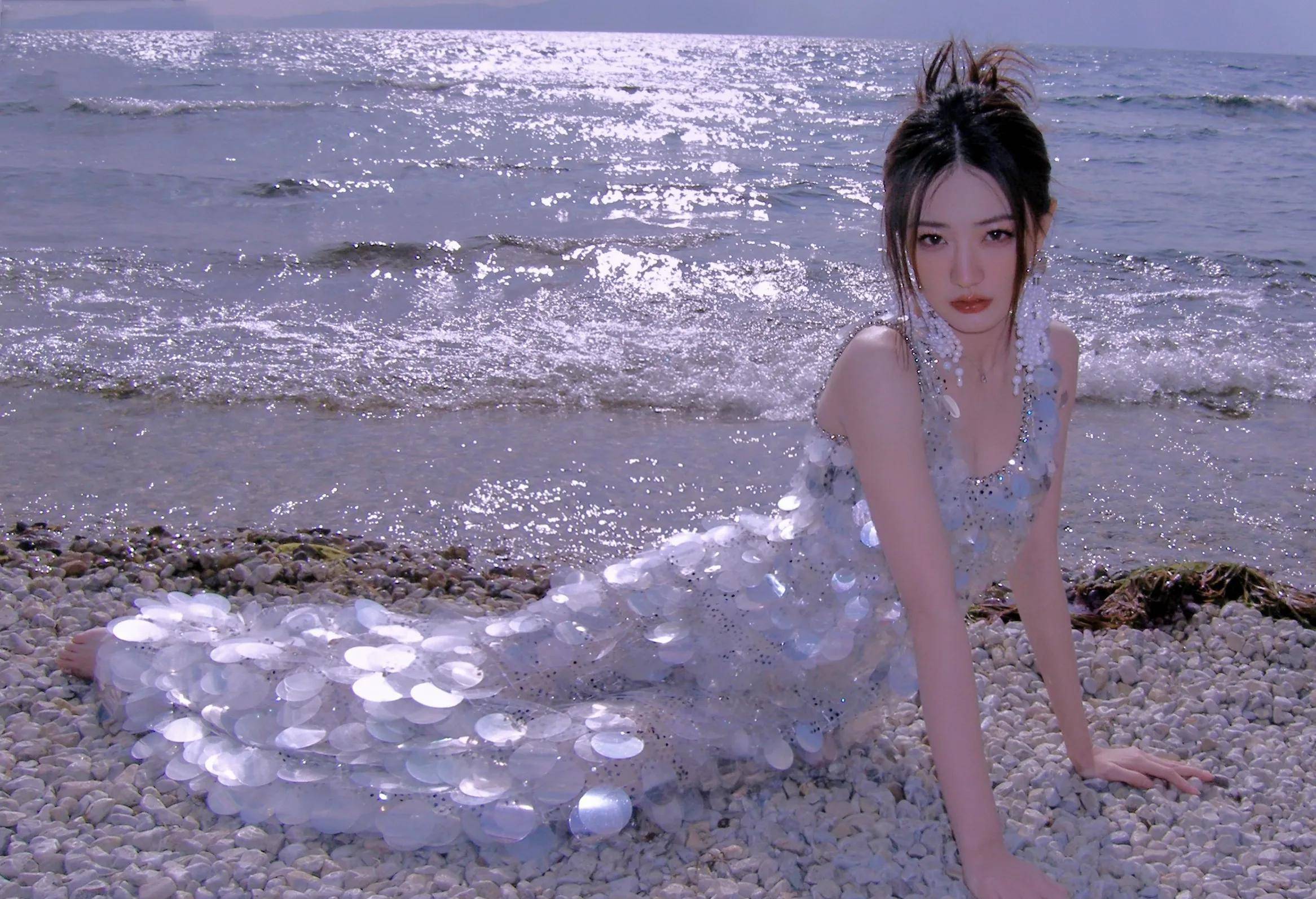 徐璐吊带裙写真,性感精致,甜美可爱,美丽迷人_身材_造型_白色