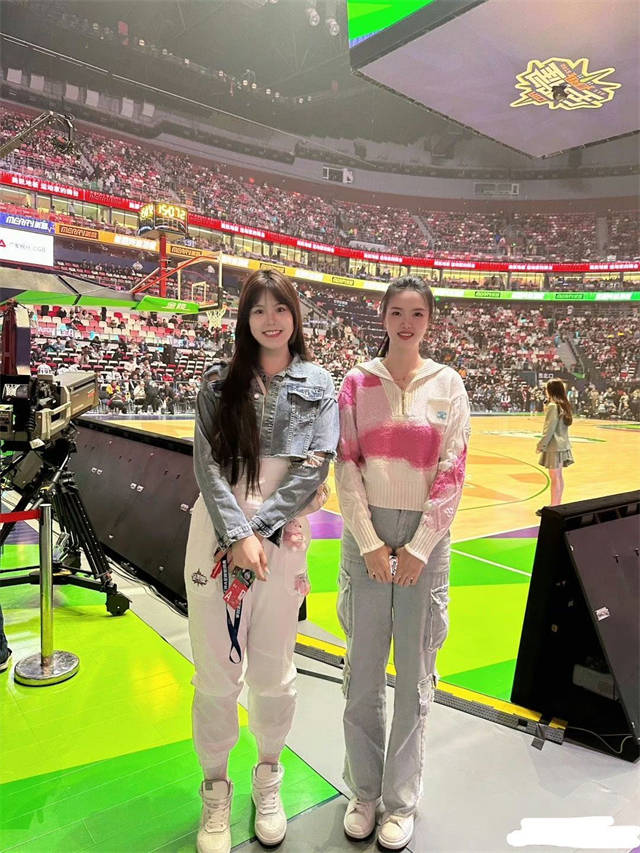 女篮美女一姐合影女排队花,两位仙女的腿太长真养眼_李月_张常宁_身高