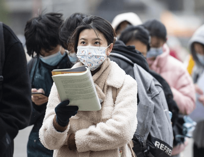 考生因航班延误错过复试,学校通知时间惹争议,被批对外地生不友好