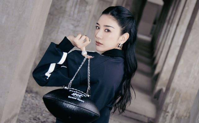 黄奕微博之夜服装惹争议,在她身上看到了娱乐圈的残酷现实_活动_明星