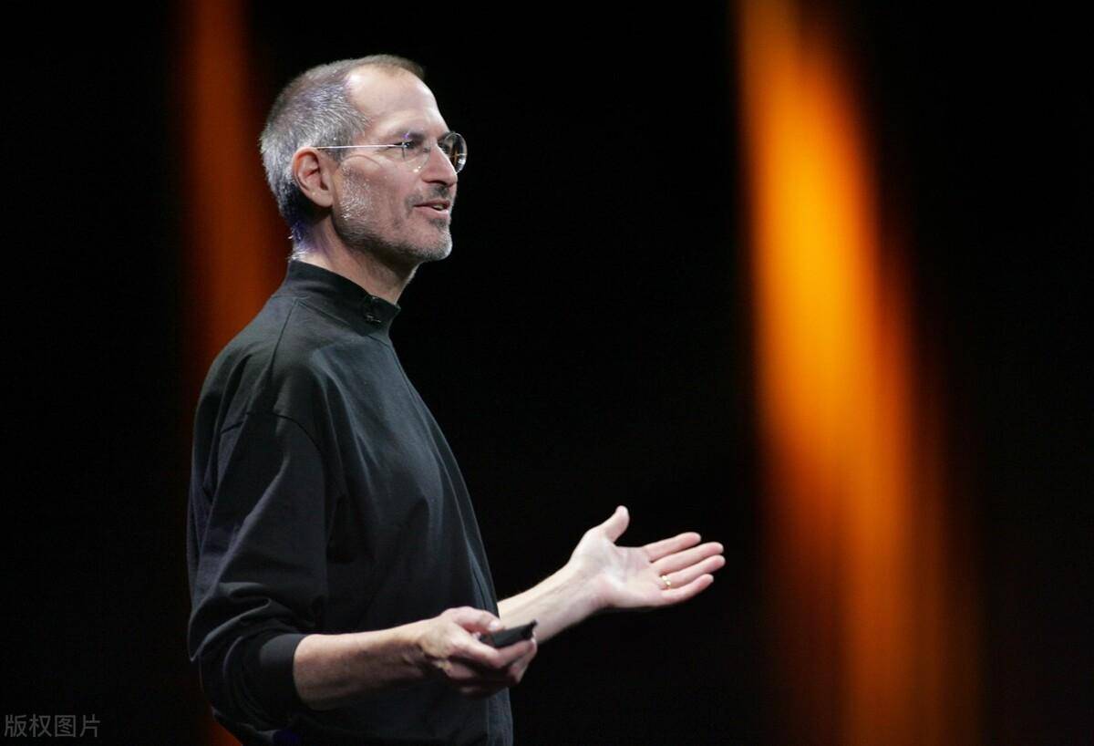 科技圈的"扎克伯格" ,不管是采访,还是发布会,永远只穿一件灰色t恤,这