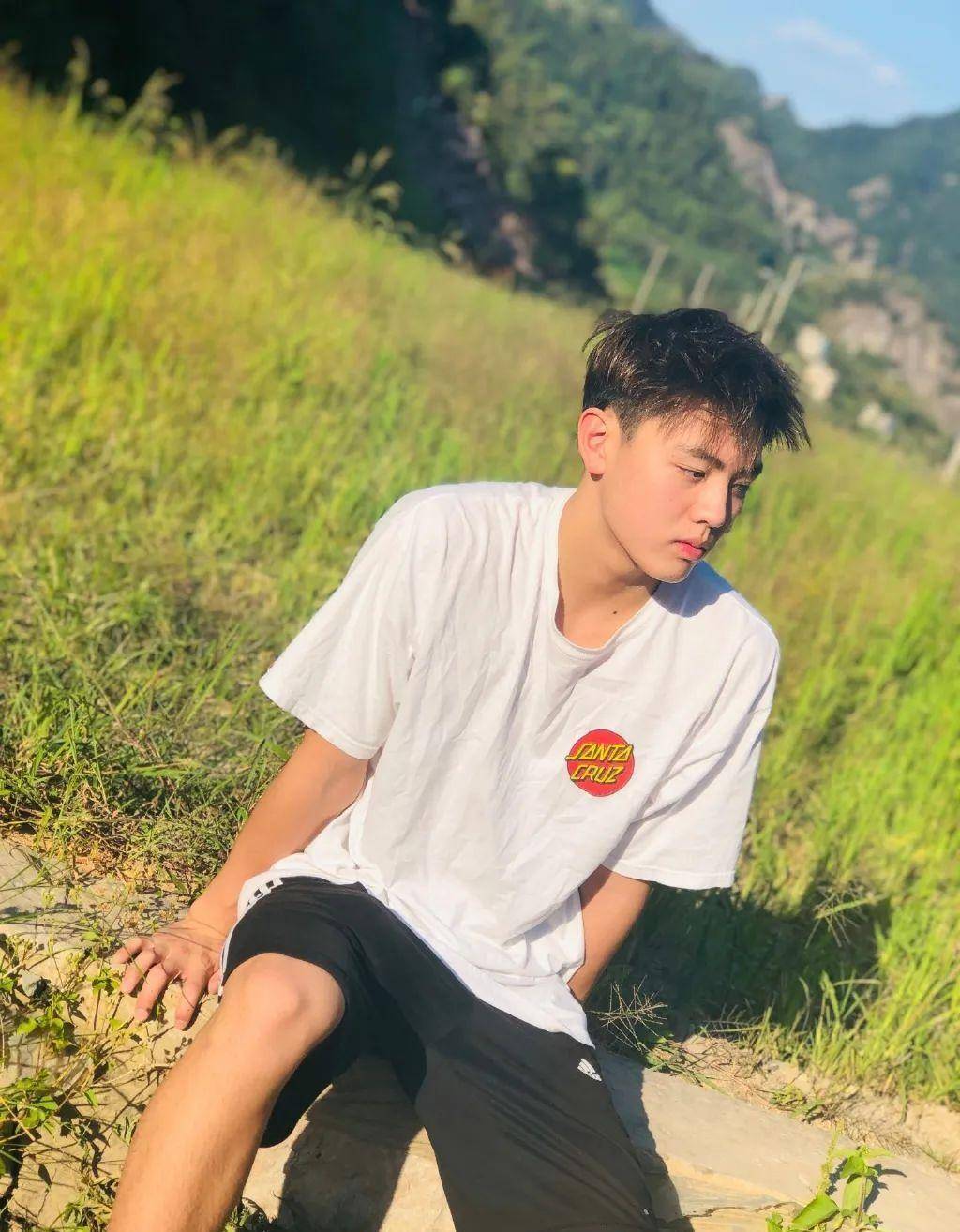 身高190 8块腹肌的男团火了!_弟弟_帅哥_身材