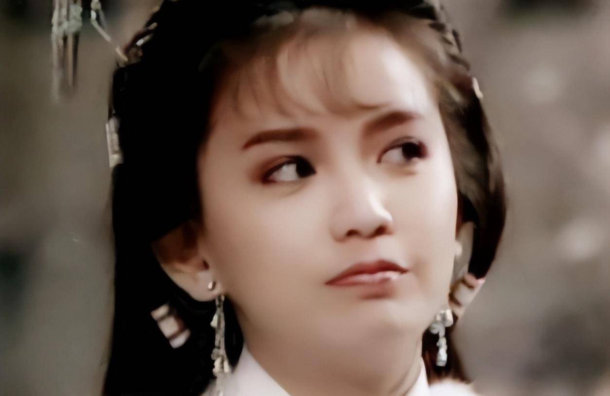 的曾华倩有点青涩,但她很喜欢演员,观众也很喜欢剧中饰演她的苗若兰