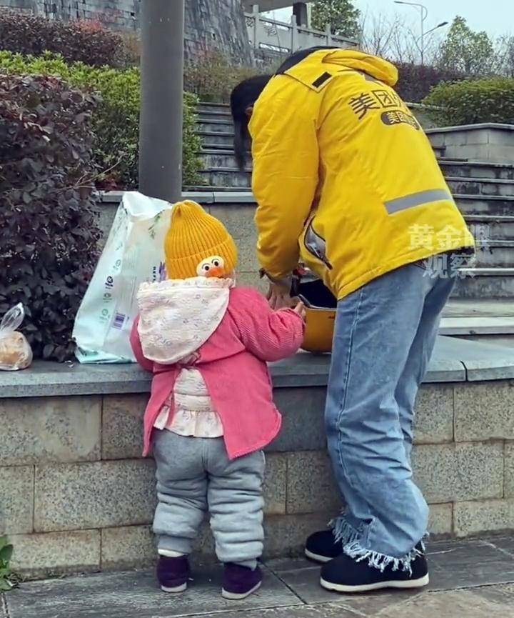 单亲妈妈背着孩子送外卖,不求婆家也不求娘家:只想活得堂堂正正