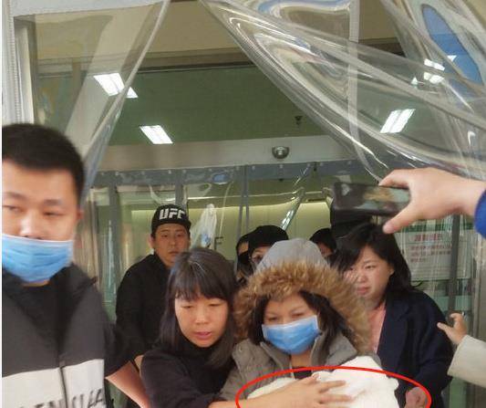 赵丽颖生完第3天就出院,冯绍峰全程戴东西陪同,回家坐月子_宝宝_黑色