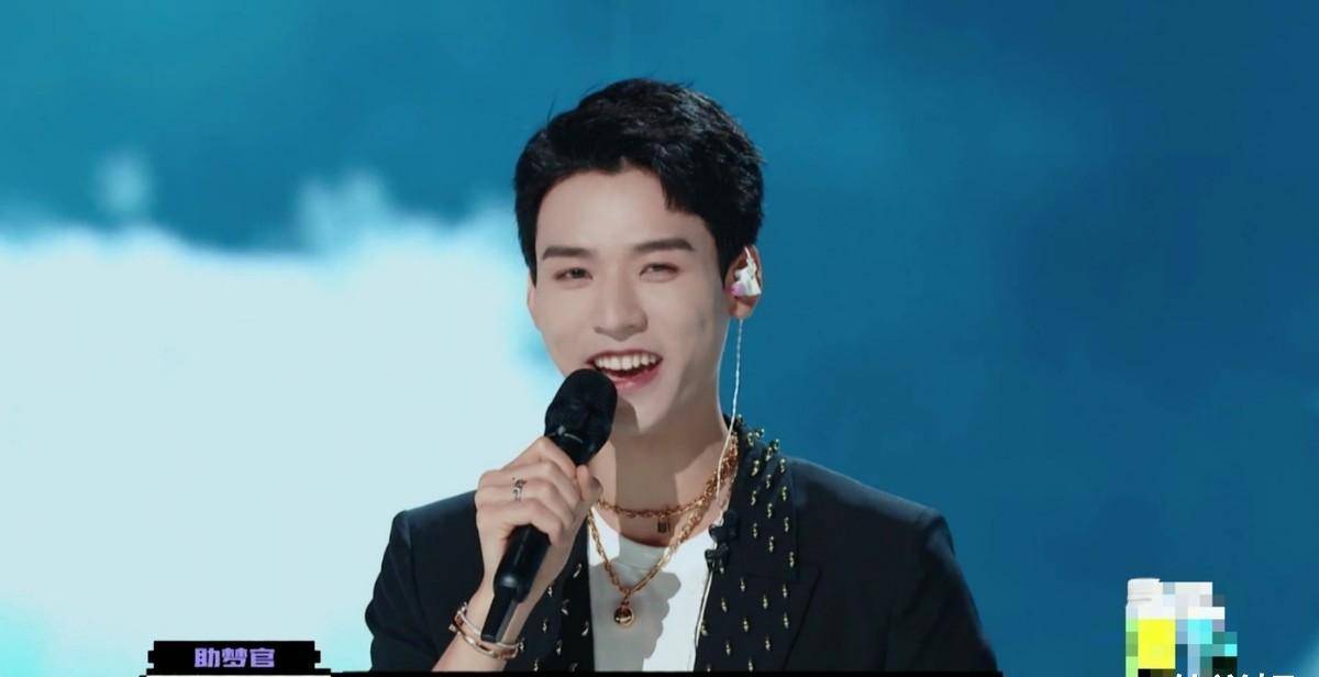 龚俊现身《创造营4》为练习生助演,现场学习唱歌,电音很不错_节目