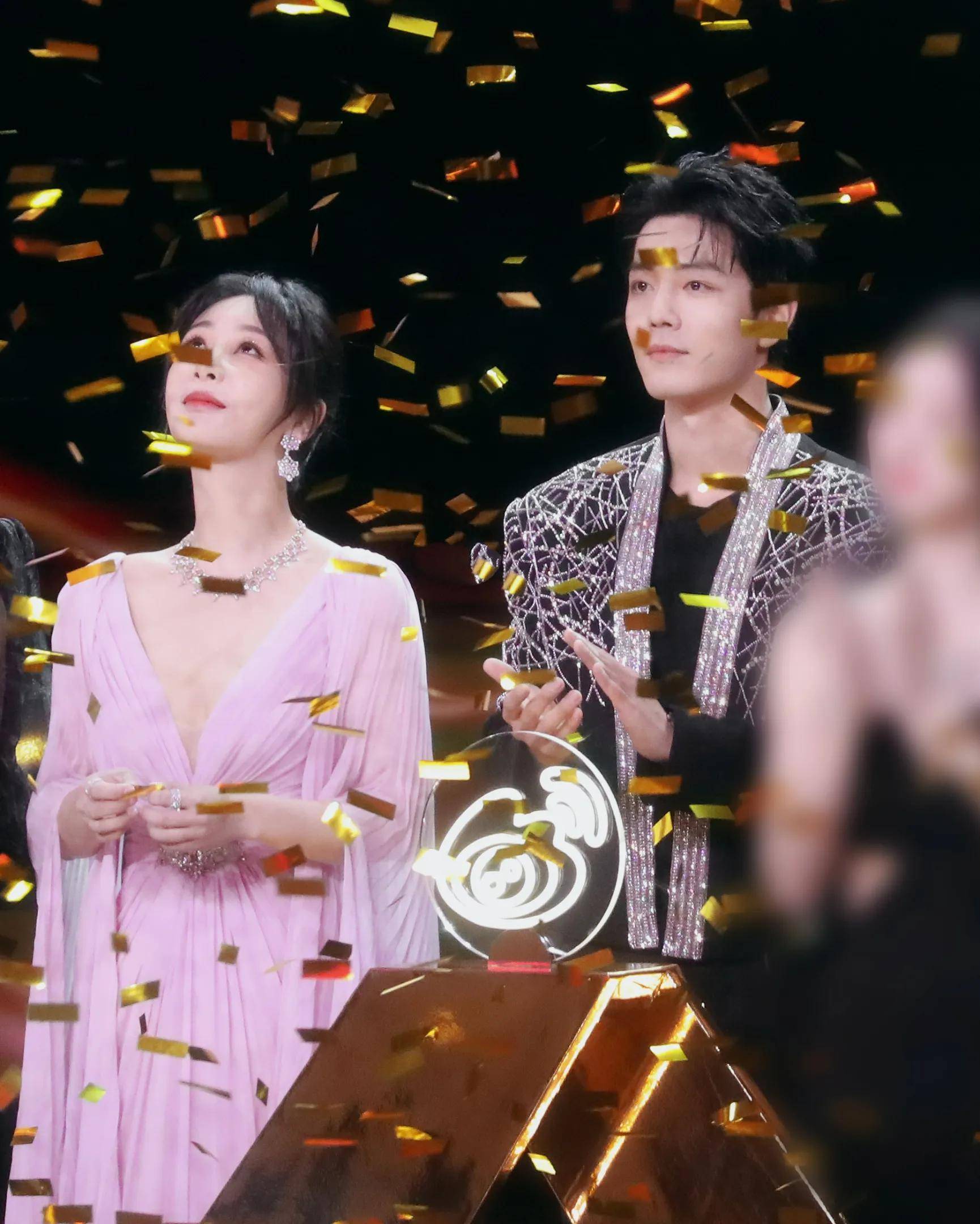 微博之夜6大看点,杨紫,肖战,热巴3人混战,刘亦菲成最大赢家!