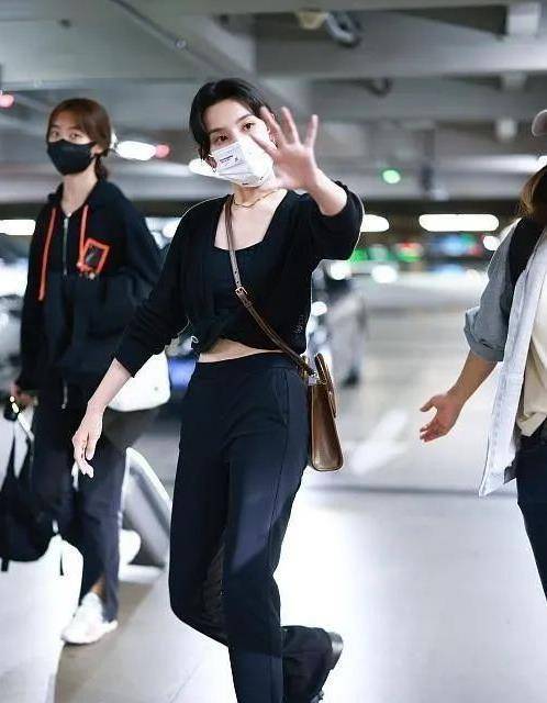 宋祖儿与大28岁的王琳同框,雪姨背了王菲同款包抢尽了风头_刘海_黑色