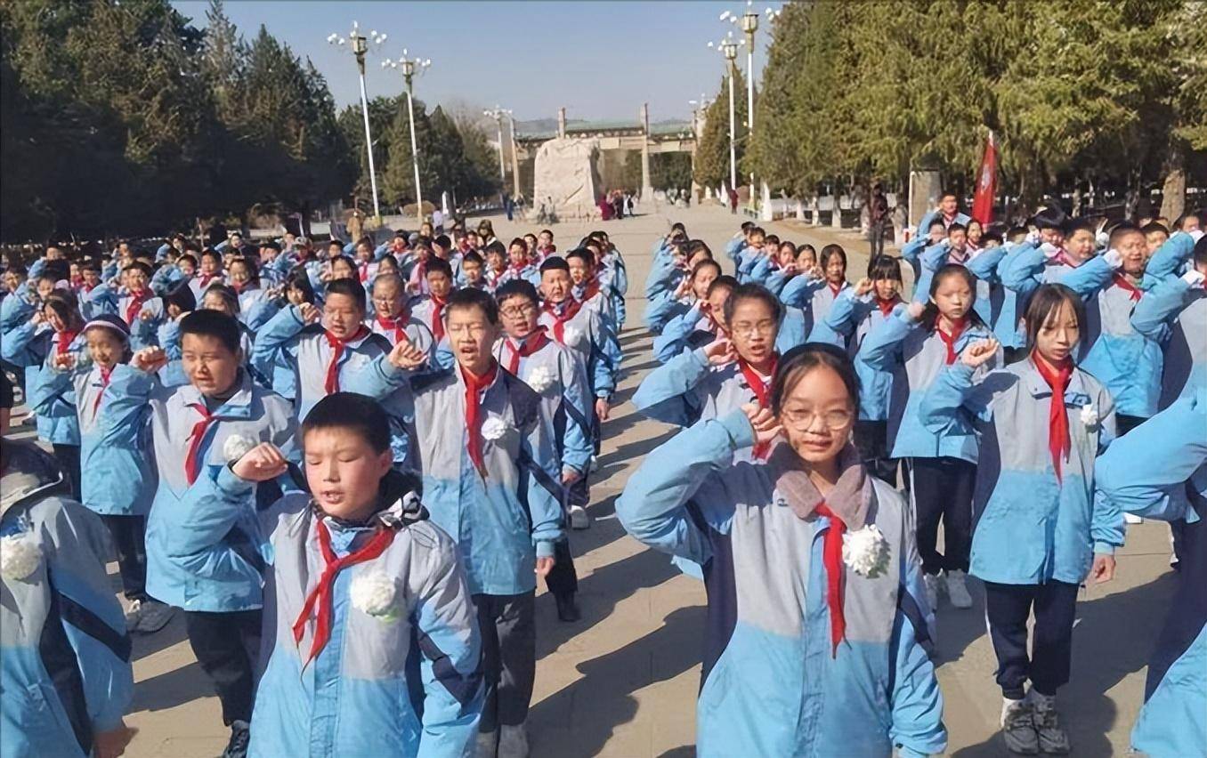 张家口市桥东区回民小学:致敬先锋 童心向党 争做新时代好队员_哀思
